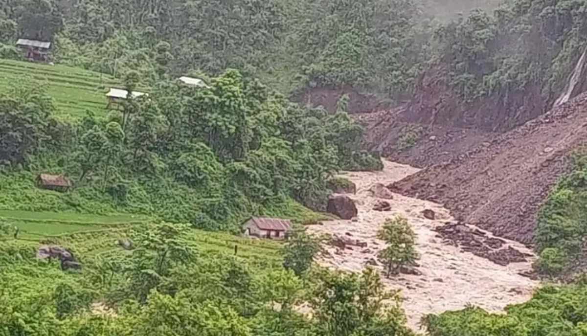 मकवानपुर पहिरोमा मृत्यु भएका दुईको शव अस्पताल ल्याइयो